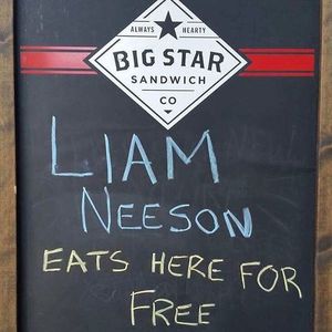 Актеру Лиаму Нисону пообещали в кафе бесплатную еду, и он действительно пришел