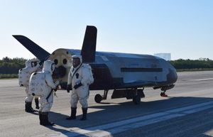 Экспериментальный космолет ВВС США приземлился после двух лет на орбите
