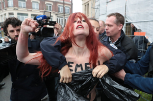 Femen против жещины-президента: активистки показали грудь назло Марин Ле Пен