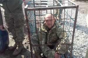 Бойцов ВСУ наказывают, запирая в клетки для собак