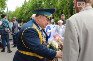В сеть попали фото, как запорожский экс-депутат выдал себя за ветерана ВОВ.