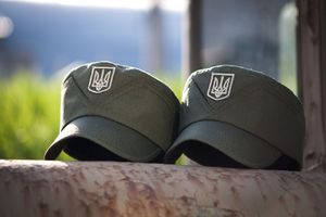 Полицейские в Киеве заставили националиста съесть кепку-"мазепинку"