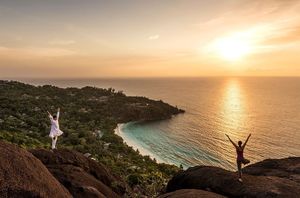 Единение и гармония: Four Seasons Resort Seychelles представляет новую программу йоги для влюбленных