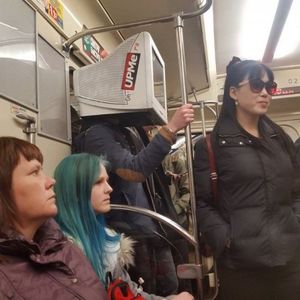 Странные и необычные пассажиры в метро (22 фото)
