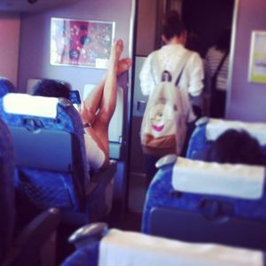 Бывшая стюардесса выкладывает фотографии самых отвратительных пассажиров самолетов