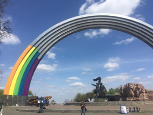 Свидомые нанесли радужный удар по украинским «гомосекам», очистив арку Дружбы народов от гей-радуги