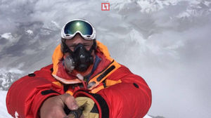 Депутат Госдумы водрузил флаг России на вершину Эвереста