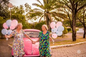 Бразильские сестры-близнецы отметили 100-летний юбилей веселой фотосессией