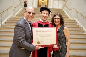 Марк Цукерберг окончил Гарвард спустя 12 лет после отчисления