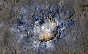 Новые снимки Dawn показали оползни и яркие кратеры на Церере