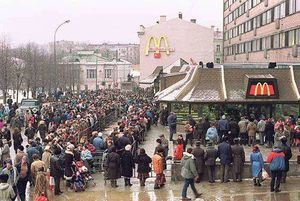 Давка на открытии первого «Макдоналдс» в Барнауле