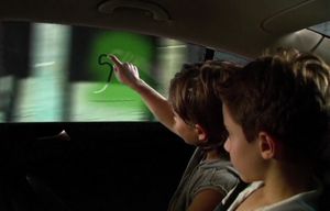 Toyota превратила пассажирское окно автомобиля в дисплей дополненной реальности