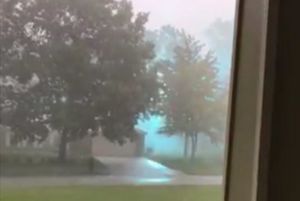 Житель штата Огайо снял на видео огромную голубую шаровую молнию