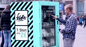 Этот торговый автомат продаёт футболки всего по 2 евро, но их не хотят покупать