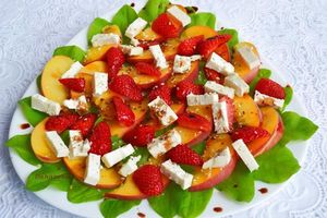 Легкий фруктово-ягодный салатик со шпинатом и сыром фета