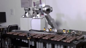 Четверорукий робот-музыкант, который играет музыку собственного сочинения