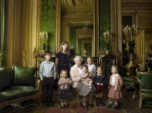 Британцы поздравили свою королеву с 90-летием