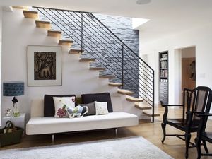 15 идей для обустройства пространства под лестницей 