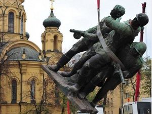 Поляки возмущены сносом советских памятников: «Без русских нас бы не было!»..