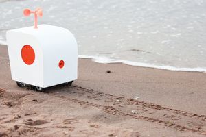 Чувственный робот-поэт слушает чаек и пишет стихи на песке