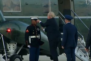 Видео о том, как трамп бегал за фуражкой морского пехотинца активно набирает просмотры