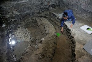 Археологи обнаружили под центром Мехико башню из черепов
