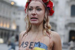 Полуголые активистки Femen пытались сорвать концерт американского кинорежиссера в Гамбурге