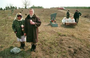 Гробки по-лугански: Как в Донбассе 1990-х отмечали Пасху на кладбище