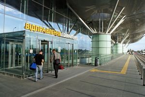 Сеть возмутил инцидент с украинками в аэропорту: «Что они себе позволяют?»