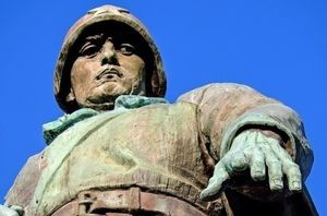  В Польше жители защитили памятник советским солдатам от демонтажа