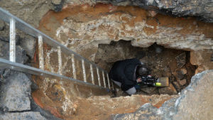 Археологи нашли древнюю бойницу под землей в центре Москвы