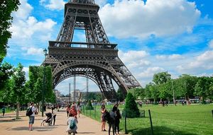 В Париже наблюдается рост туризма, но он опасается террористических атак после недавних нападений в Барселоне