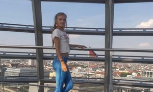 Девушка прогуливается по улицам Берлина в нарисованных штанах — Eщё