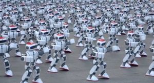 #видео | Будни книги рекордов Гиннесса: 1000 одновременно танцующих роботов