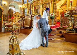 Многие россияне считают тамаду и дискотеку на свадьбе важнее венчания, выяснили социологи