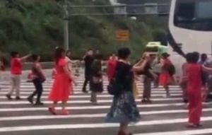 Главное — не падать духом: китайские туристы танцевали на автомагистрали после поломки автобуса