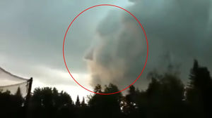 Американцев напугало «лицо Путина» в небе во время урагана «Ирма»