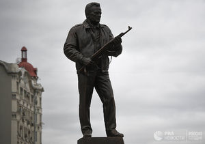 Памятник Калашникову... увековечивание имени создателя оружия или?