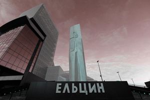 В Екатеринбурге стая ворон разбомбила камнями Ельцин-центр