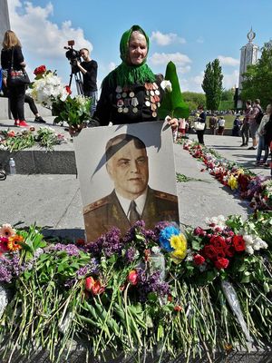 Нацисты в Киеве напали на героических сестер с портретом Жукова