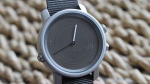 Разработаны «умные» часы на солнечной батарее
