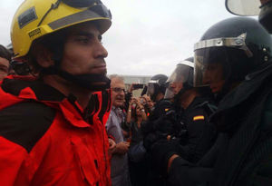 Видео дня: пожарные защищают людей от полицейских в Каталонии
