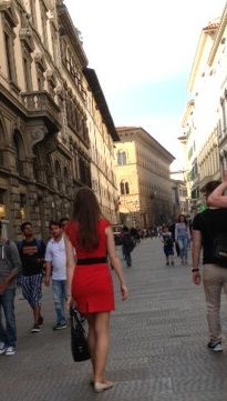Как вычислить приезжую девушку во время прогулки по городу в Италии.