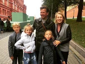 Актера Андрея Мерзликина жена бросила на произвол судьбы одного с четырьмя детьми