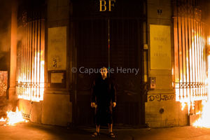Российский художник Павленский поджег здание Банка Франции