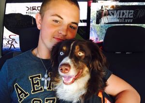Выпускник школы с собакой, которая спасает его жизнь каждый день.