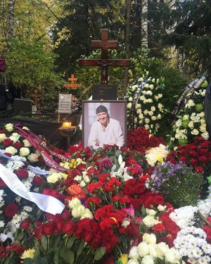 На похоронах Дмитрия Марьянова был замечен таинственный венок с неоднозначной надписью