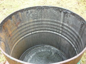 Как отмыть железную бочку от технического масла, чтобы ее потом использовать для полива?