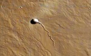 На фото с Марса найден огромный белый объект, похожий на сперматозоид