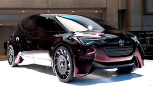 Toyota представила автомобиль на водородном топливе с безвоздушными шинами